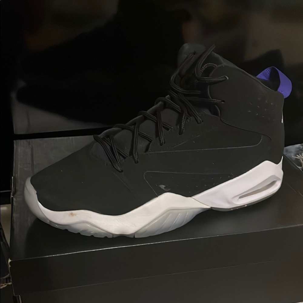 Jordan Black and White Athletic Shoes with Sleek Silhouette